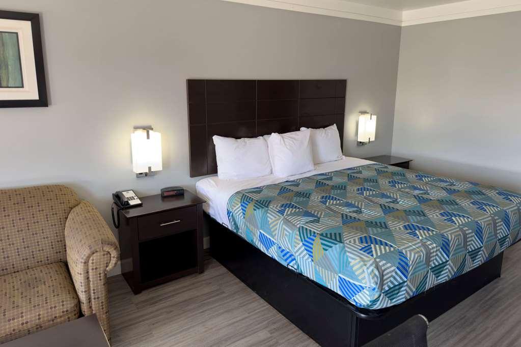Days Inn By Wyndham Gonzales Room photo