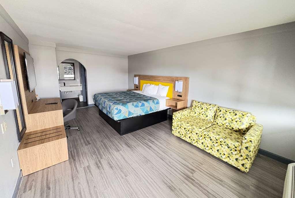 Days Inn By Wyndham Gonzales Room photo